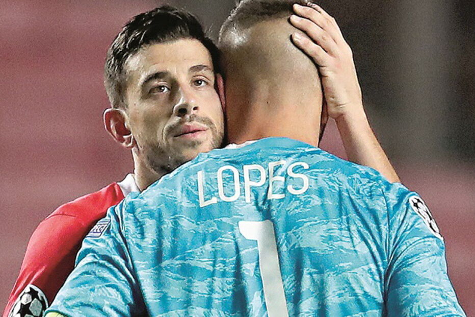 Pizzi conforta Anthony Lopes, no final do jogo. Ambos foram figuras na Luz, por motivos diferentes