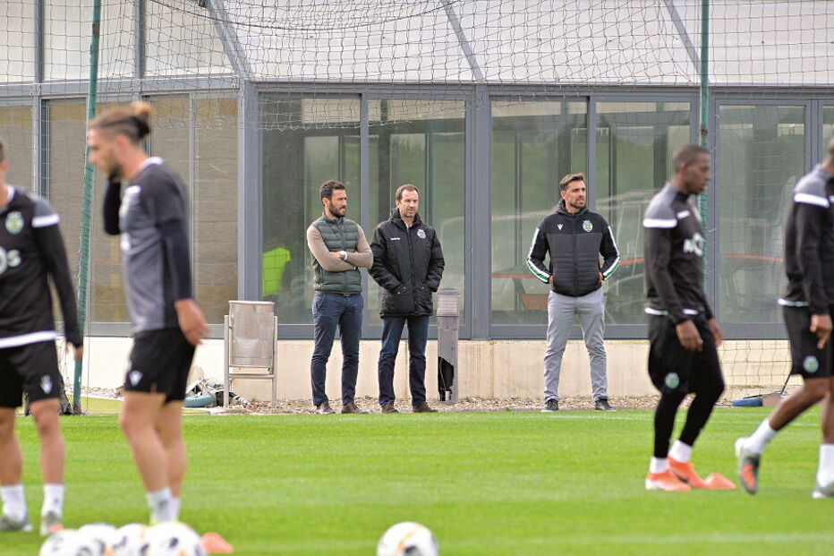 Frederico Varandas, ao centro, acompanha o treino da equipa com o diretor desportivo, Hugo Viana (à esquerda), e o team manager, Beto (à direita)  