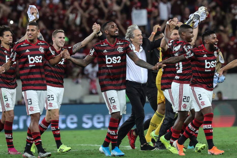 Flamengo arrasa Grêmio e vai discutir Libertadores com o River