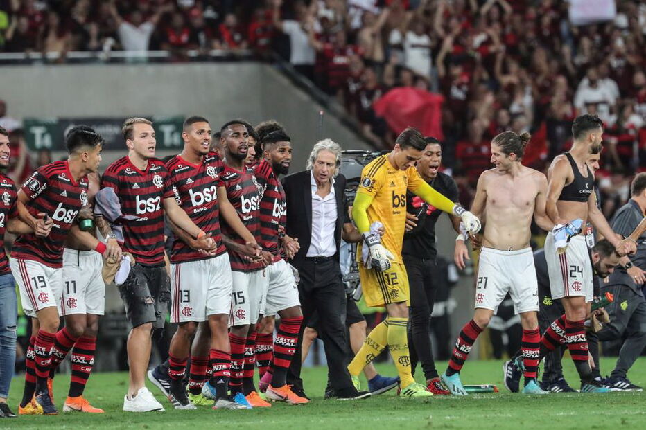Flamengo arrasa Grêmio e vai discutir Libertadores com o River