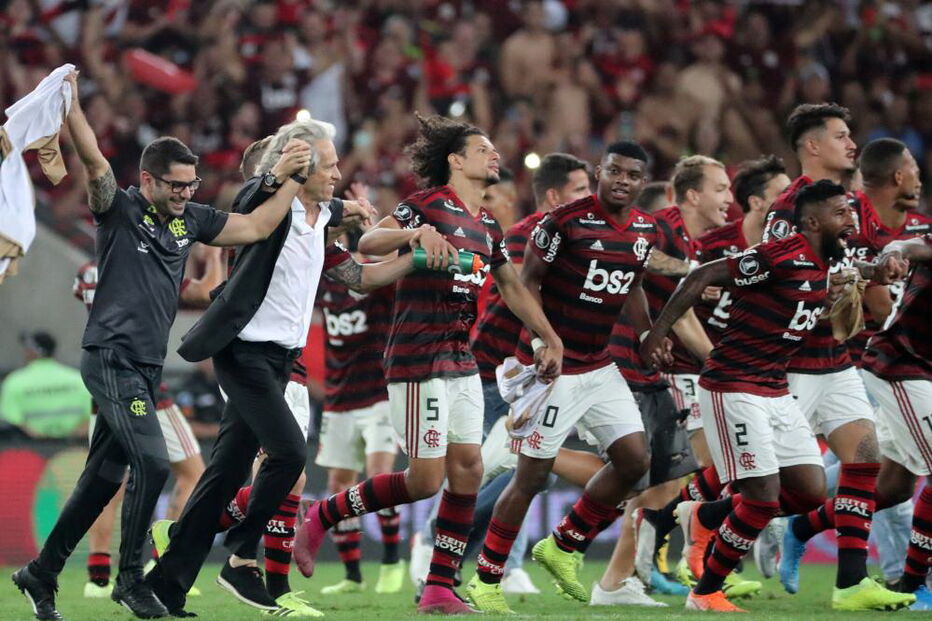 Flamengo arrasa Grêmio e vai discutir Libertadores com o River
