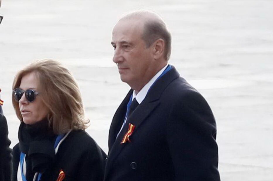 Francis Franco com a bandeira pré-constitucional na mão