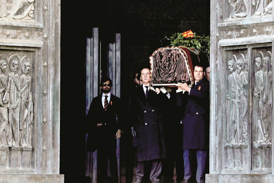 Caixão com os restos mortais de Franco foi retirado da basílica por netos do antigo ditador