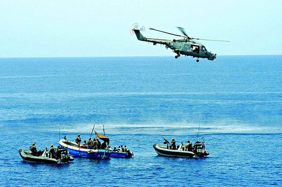 Autoridades supervisionam navios  