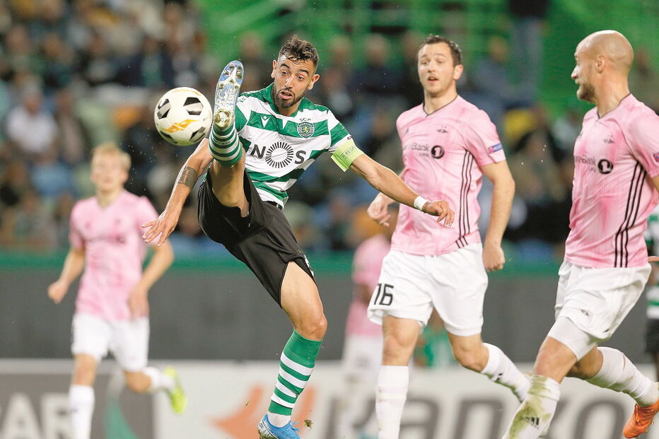 Bruno Fernandes no meio de três jogadores da equipa norueguesa do Rosenborg 