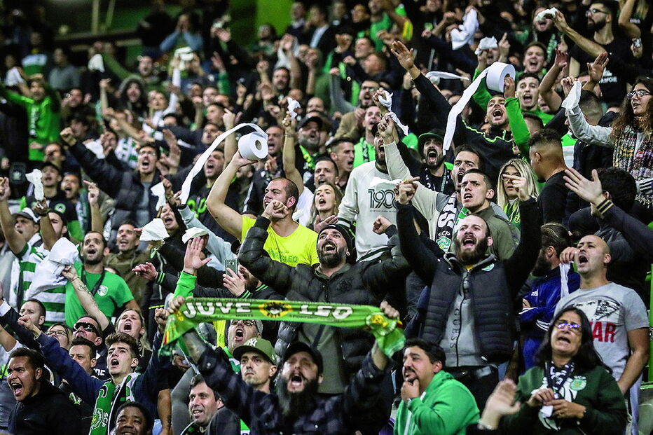 Adeptos das claques mostraram rolos de papel higiénico e lenços brancos  