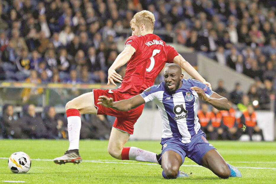Helander em despique com Marega, num momento do jogo no Estádio do Dragão