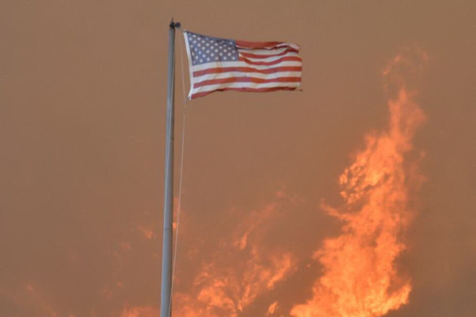 Vário incêndios florestais estão a lavrar na Califórnia