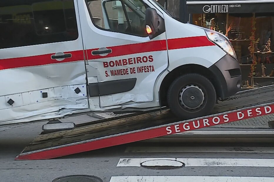 Acidente ocorreu num cruzamento na Avenida do Conde