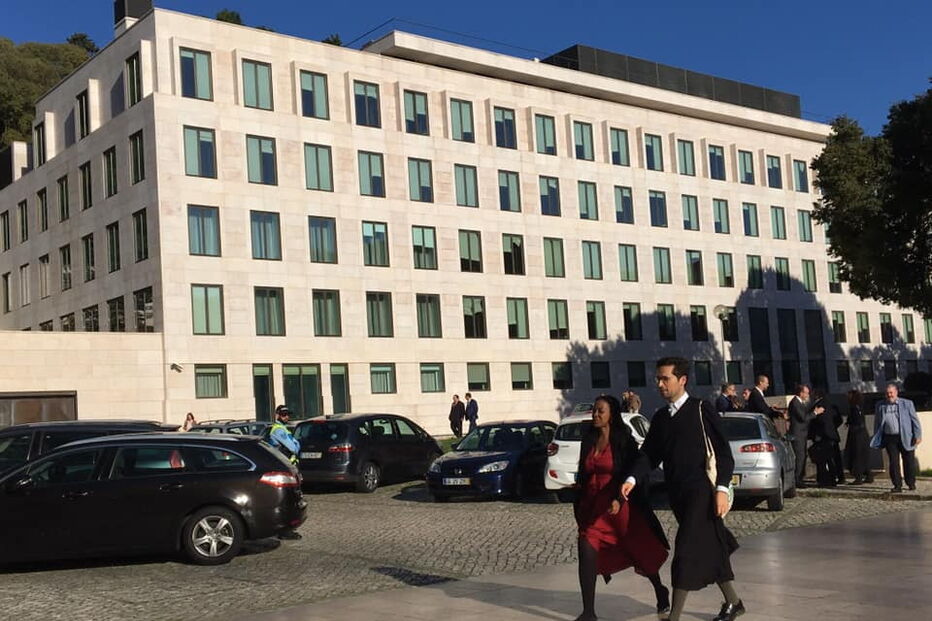 Assessor da deputada do Livre chega à Assembleia da República de saia