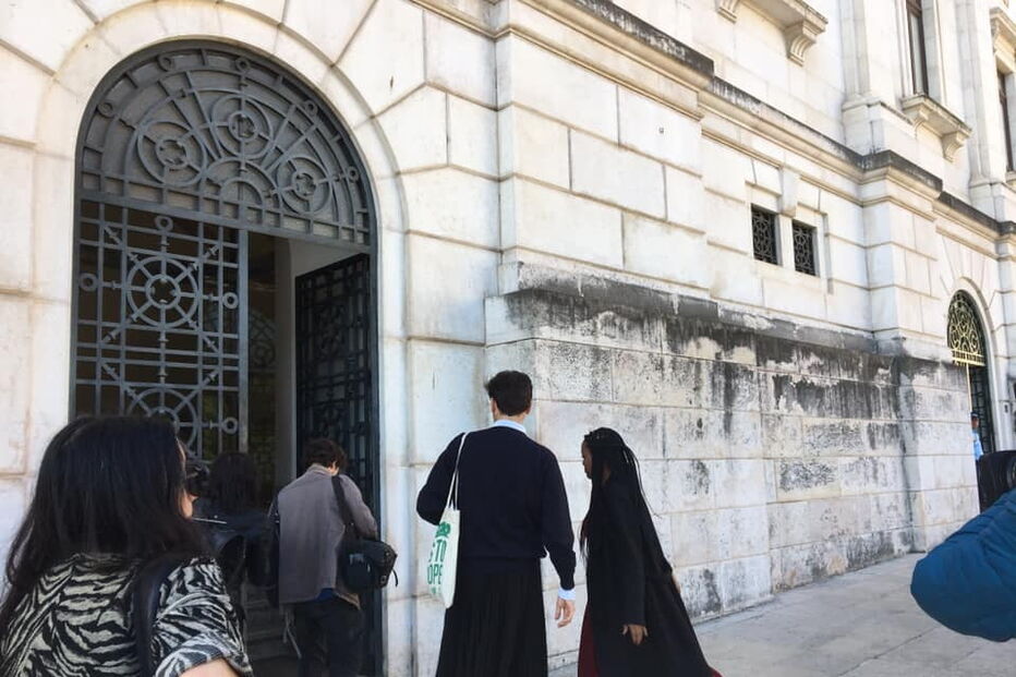 Assessor da deputada do Livre chega à Assembleia da República de saia