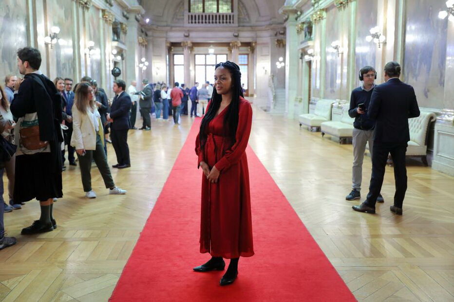 Assessor da deputada do Livre chega à Assembleia da República de saia