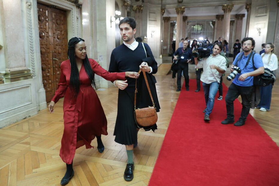 Assessor da deputada do Livre chega à Assembleia da República de saia
