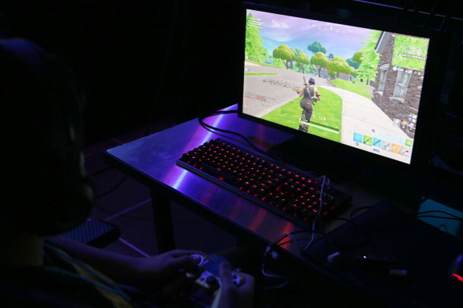 Criança a jogar Fortnite