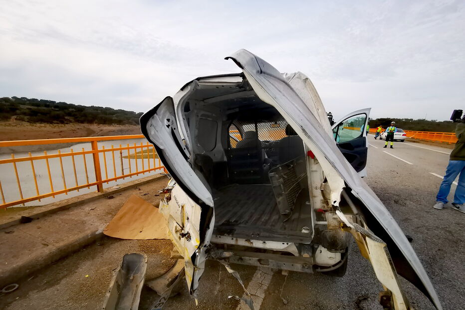 Três mortos e três feridos encontrados em estrada