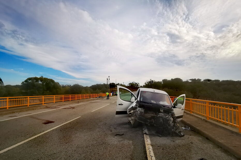 Três mortos e três feridos encontrados em estrada