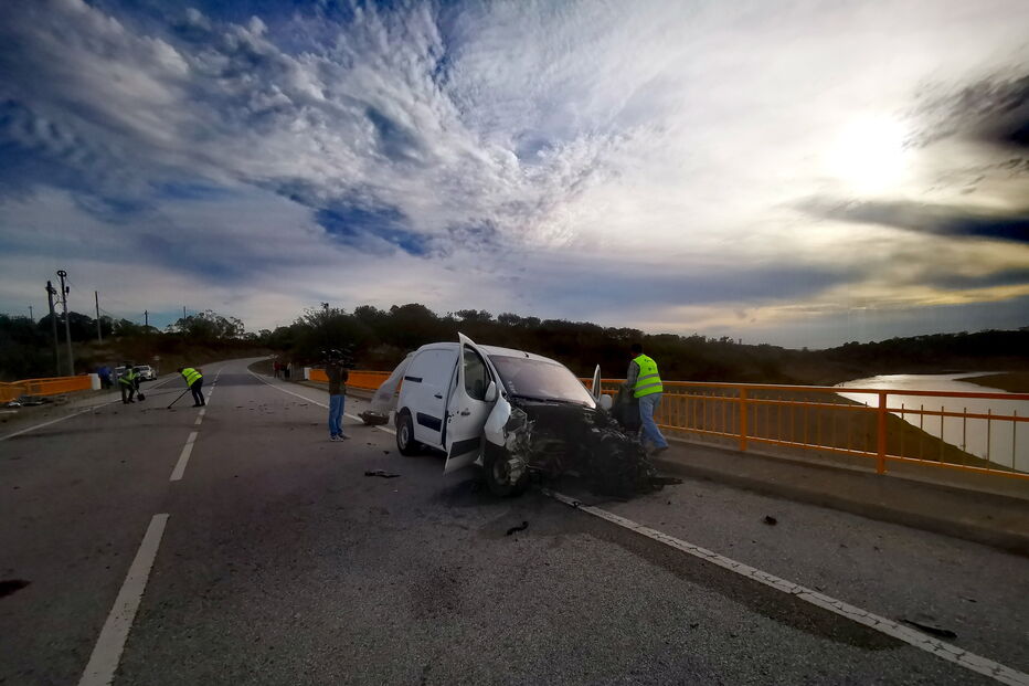 Três mortos e três feridos encontrados em estrada
