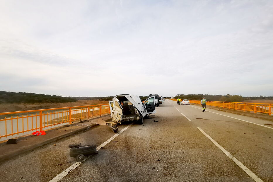 Três mortos e três feridos encontrados em estrada