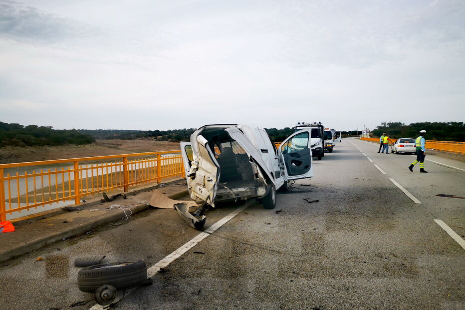 Três mortos e três feridos encontrados em estrada