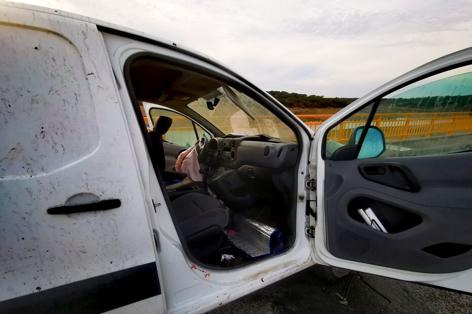 Três mortos e três feridos encontrados em estrada