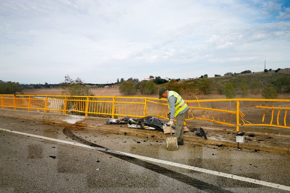 Três mortos e três feridos encontrados em estrada