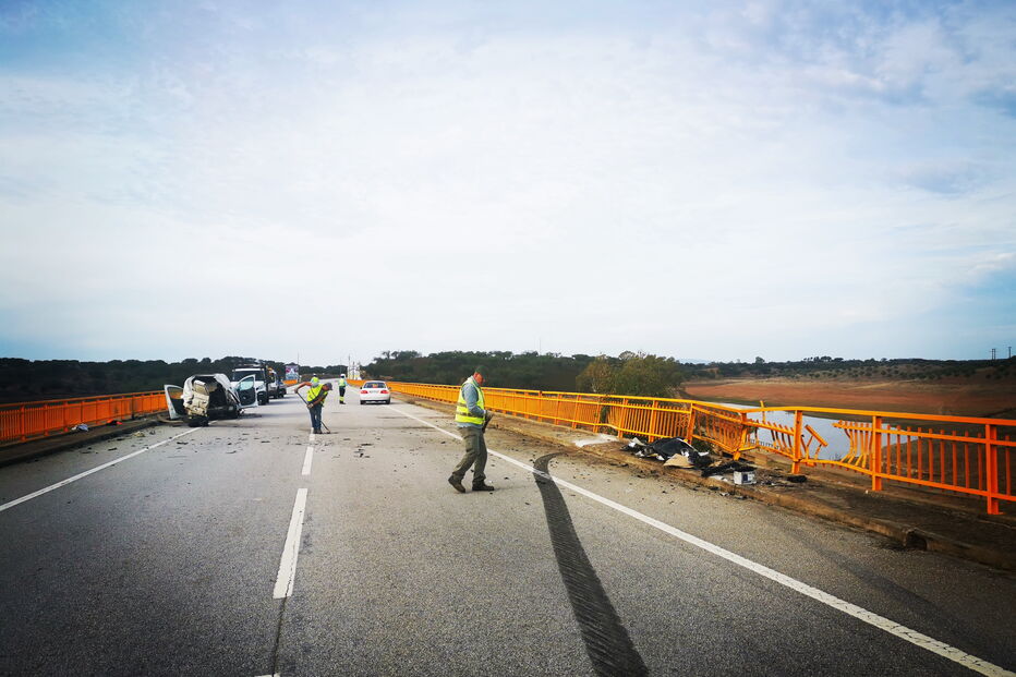 Três mortos e três feridos encontrados em estrada