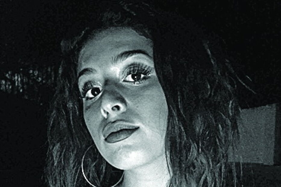 Carolina Medinas, de 20 anos, ficou ferida no acidente