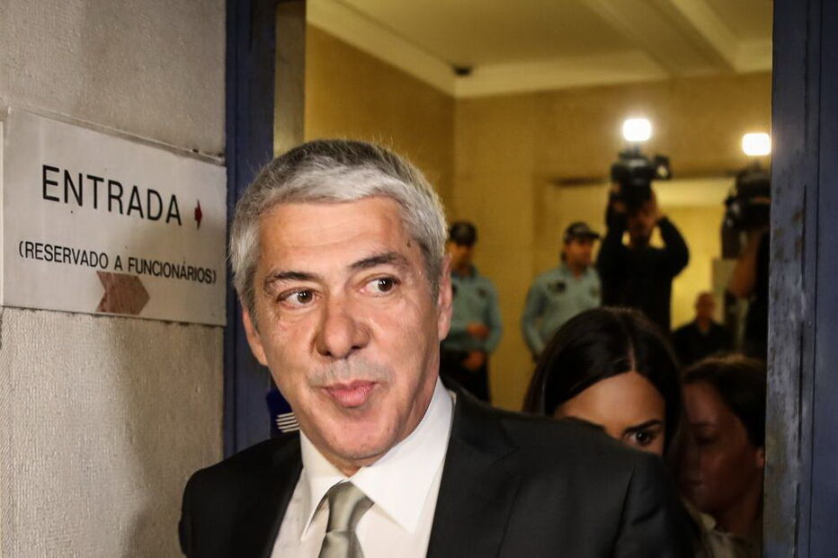 José Sócrates à saída do tribunal após o primeiro dia de interrogatório na Operação Marquês