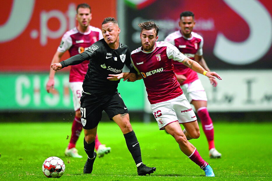 Patrick (Santa Clara) tenta evitar que André Horta (Sp. Braga) chegue à bola, em lance do jogo desta segunda-feira