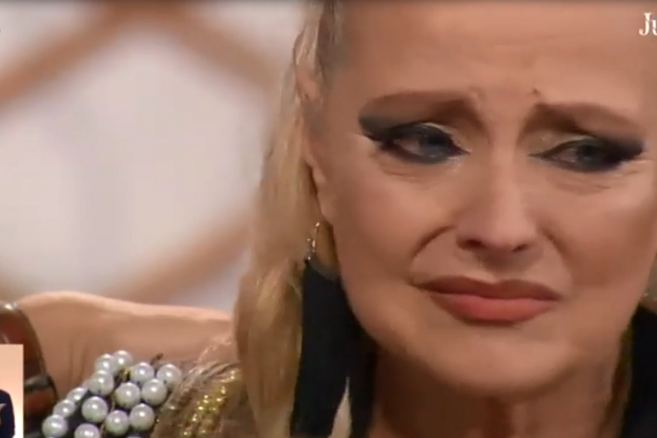 Ágata emociona-se durante conversa intimista com Júlia Pinheiro