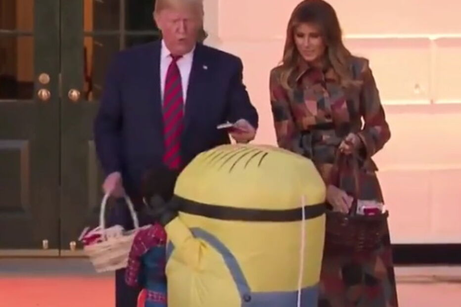 O momento em que Trump coloca doces em cima de uma criança