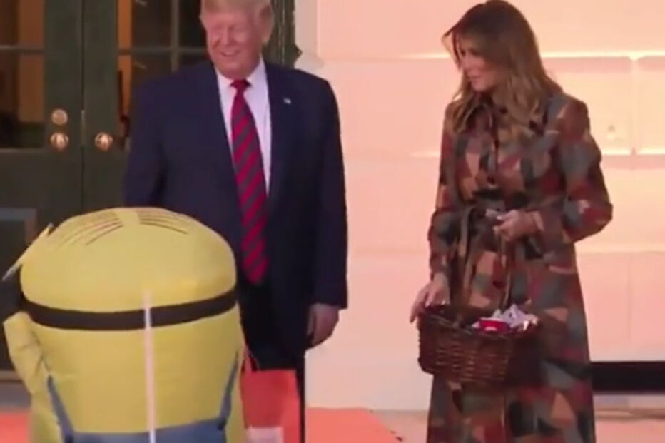 O momento em que Trump coloca doces em cima de uma criança