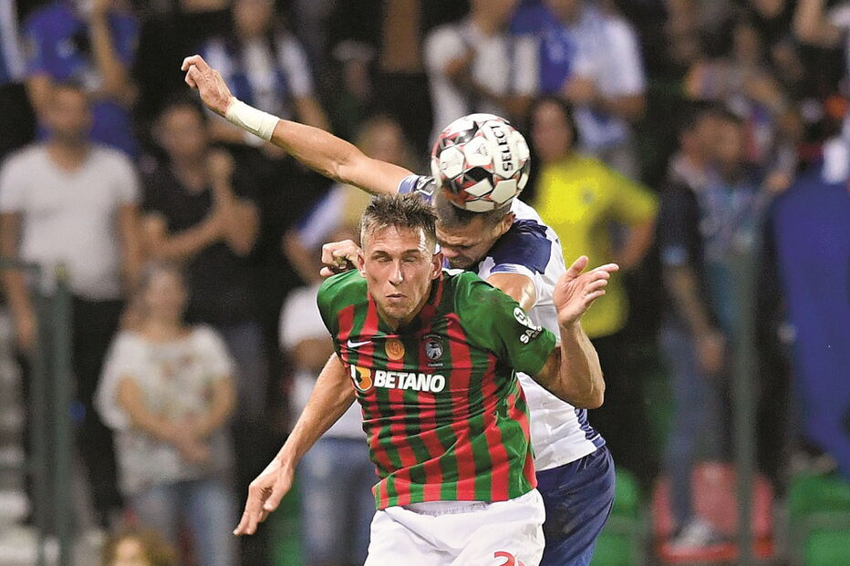 Nequecaur salta com Pepe em lance dividido, no jogo entre Marítimo e FC Porto