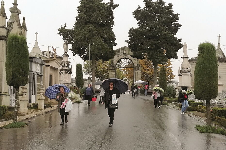 Milhões de portugueses fazem romagem aos cemitérios