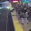 Homem cai na linha de comboio mas é salvo por supervisor 
