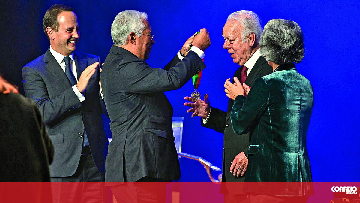 Carlos do Carmo condecorado na noite do adeus - Correio da Manhã