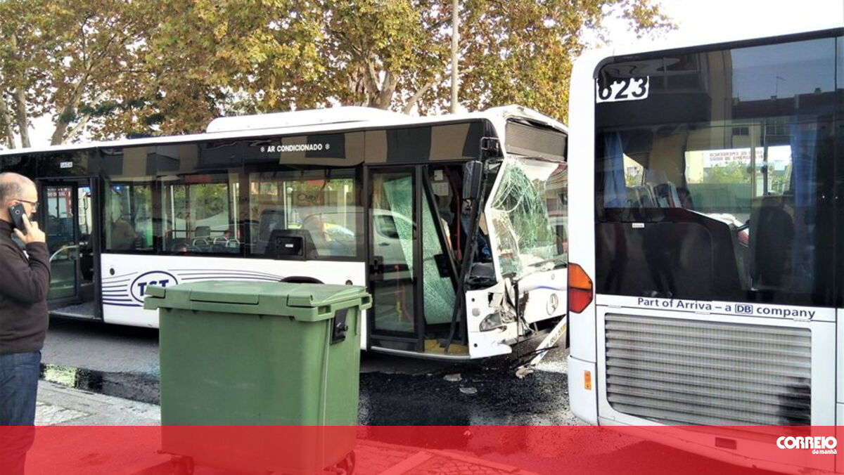 Dez feridos em colisão entre dois autocarros no Seixal. Grávida e criança entre as vítimas - Correio da Manhã