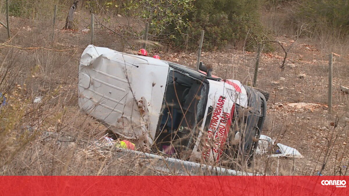 Quatro feridos graves em despiste de ambulância em Albufeira - Correio da Manhã