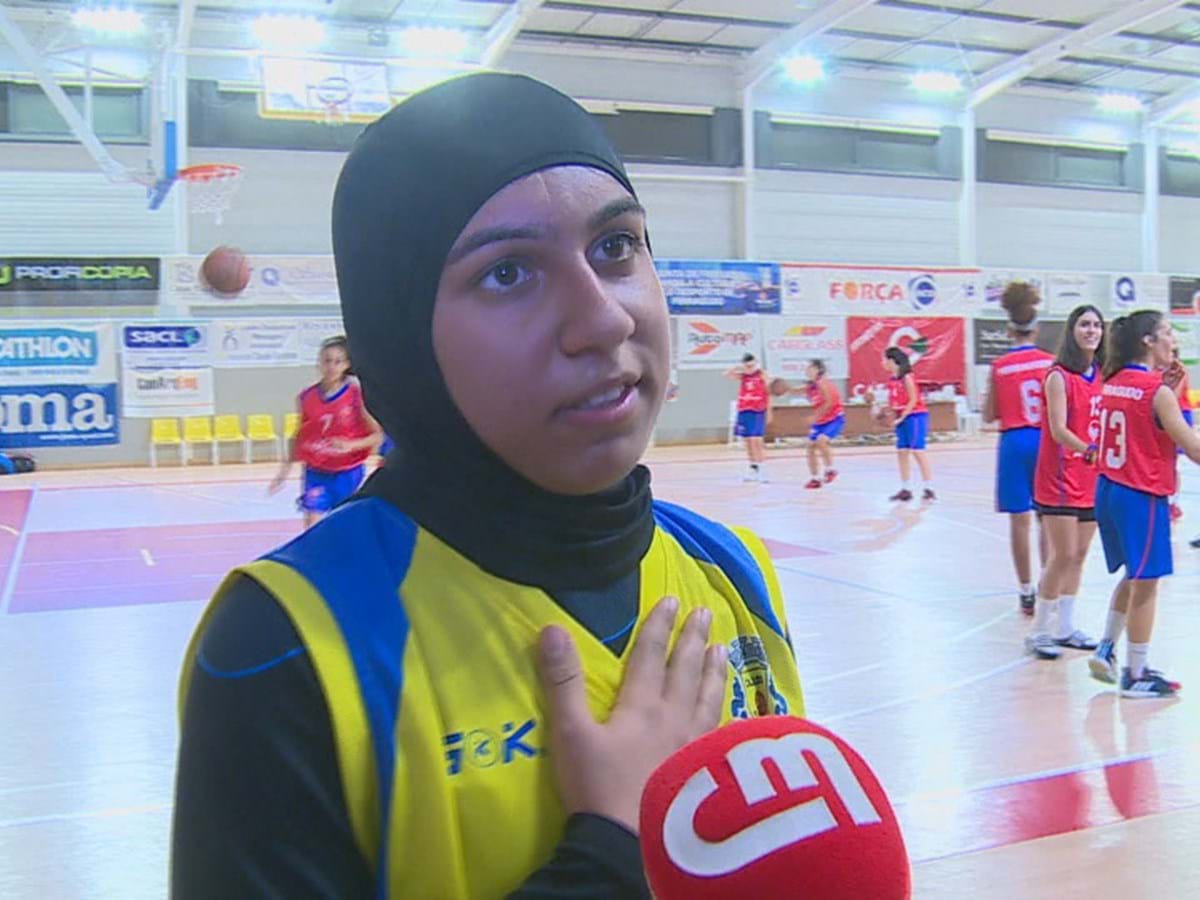 Jovem muçulmana já tem equipamento regulamentar para jogar basquetebol