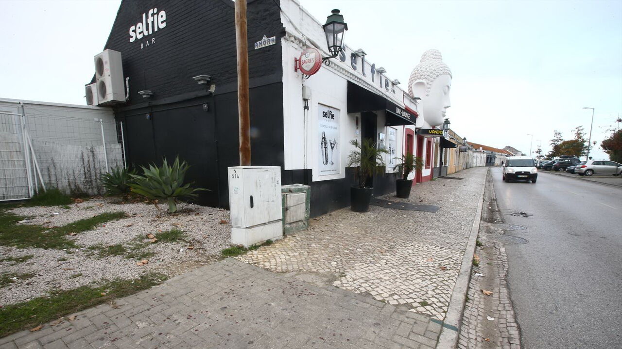 Homem baleado junto de bares no Seixal - CMTV