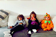 Carolina Deslandes mostrou os três filhos  