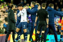 O desespero e as lágrimas do adversário de André Gomes após arrepiante lesão do português