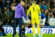 O desespero e as lágrimas do adversário de André Gomes após arrepiante lesão do português