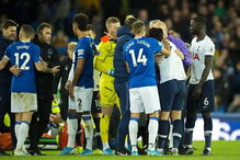 O desespero e as lágrimas do adversário de André Gomes após arrepiante lesão do português