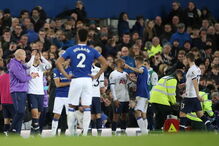 O desespero e as lágrimas do adversário de André Gomes após arrepiante lesão do português