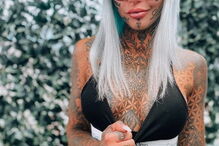 Jovem gasta 23 mil euros para pintar olhos de azul e fica cega