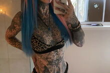 Jovem gasta 23 mil euros para pintar olhos de azul e fica cega