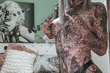 Jovem gasta 23 mil euros para pintar olhos de azul e fica cega