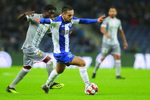 Bruno Costa protagonizou um dos lances em que os dragões reclamam penálti 