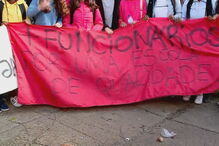 Alunos em protesto devido à falta de condições em escola do Monte da Caparica
